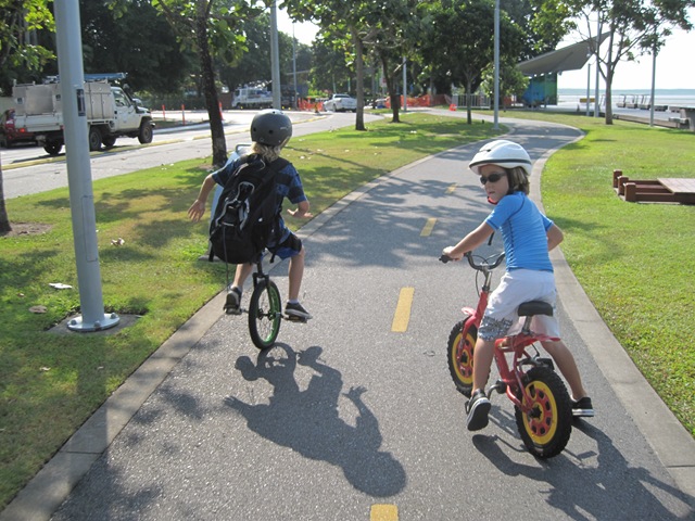Johna sur une roue et Oscar IMG_4996