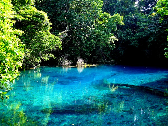 résurgence d'eau douce, le trou bleu résurgence d’eau douce, le trou bleu