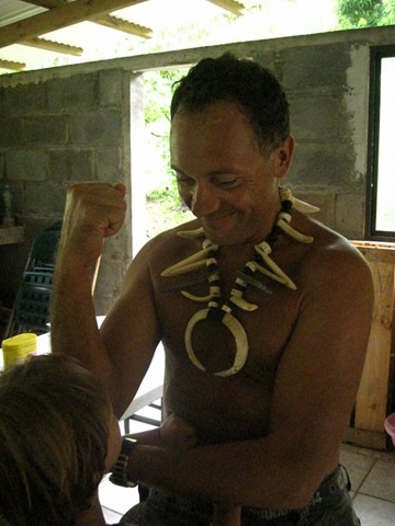 collier en dents de cochon, os, vertebres et cornes de chevres collier en dents de cochon, os, vertebres et cornes de chevres