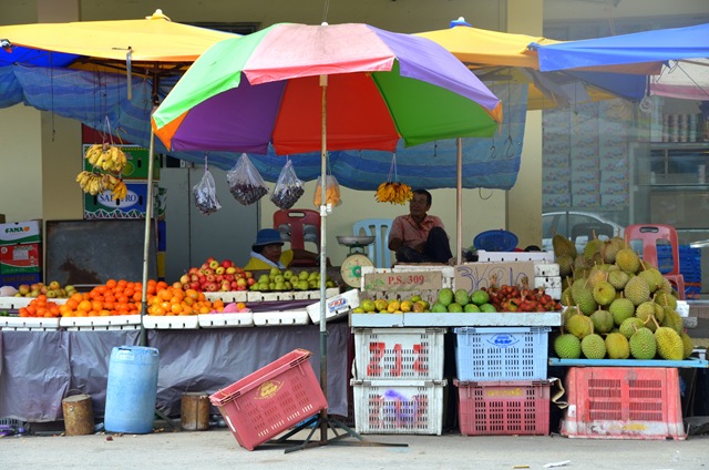 Etale de fruits et légumes exotiques ONE_1580