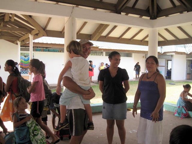 Oscar dans les bras de papa, Tumata sa maitresse et Mireille la directrice Oscar dans les bras de papa, Tumata sa maitresse et Mireille la directrice