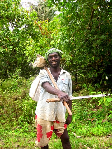 La machette à la main et la générosité de son sourire La machette à la main et la générosité de son sourire