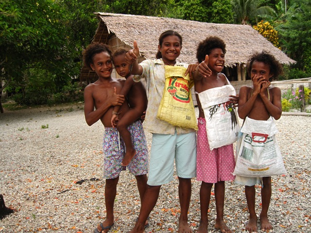 Petites filles et leur sac de riz en bandoulière, dernier cri IMG_3789