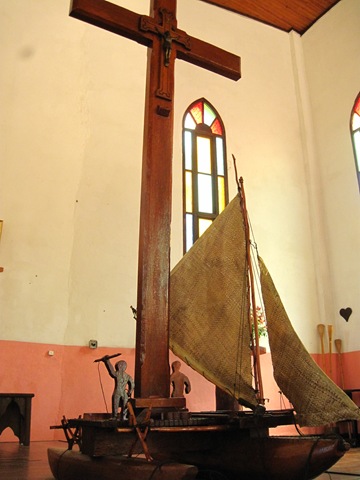 Pirogue à voile et à balanciers Pirogue à voile et à balanciers