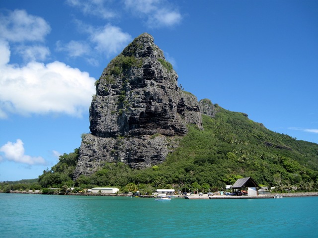 Piton rocheux qui domine le lagon Piton rocheux qui domine le lagon